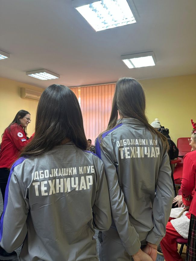 aaaTehničar poklanja paketiće 2